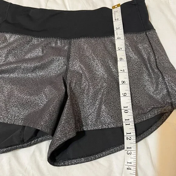 Lululemon luminosity foil print black silver metallic  Shorts, size 8 - Picture 5 of 13